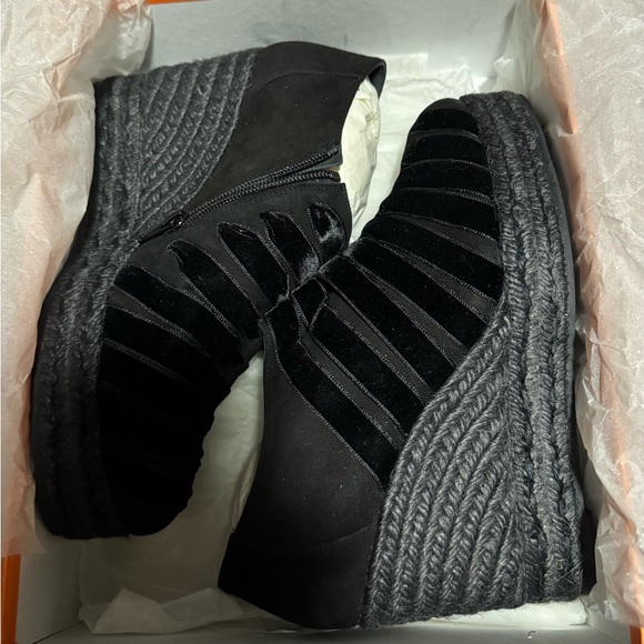 Castaner Celeste - Picture 2 of 5